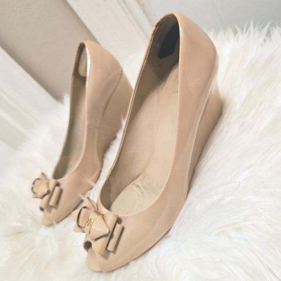 Tory Burch Patent Leather Peep Toe Wedge Pumps Size 9 - Picture 2 of 10